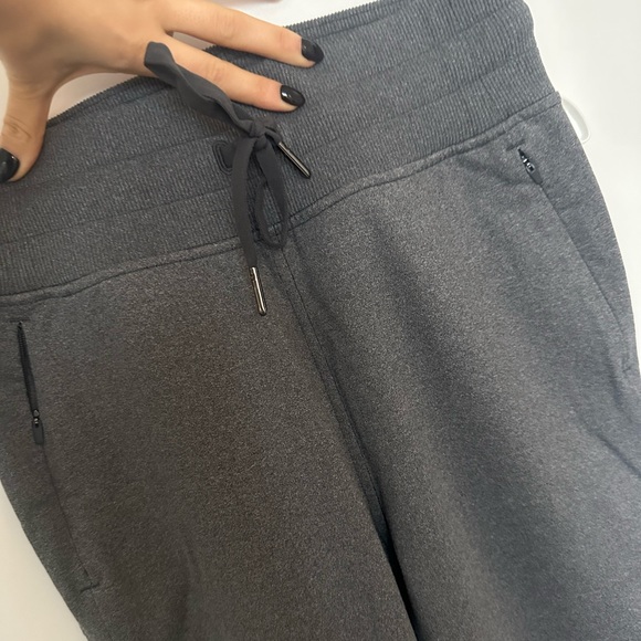 Lulu Lemon Gray Size 4 Joggers - Picture 4 of 4